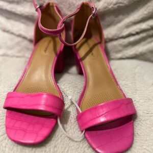 Comfortview Fuchsia Block Heel Sandals 7 .5 WW